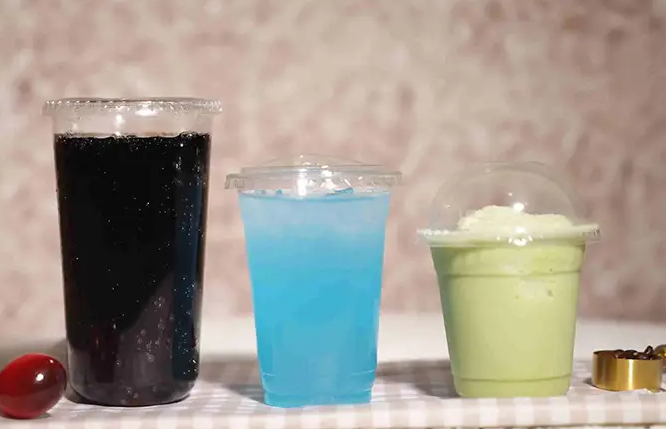 Jakie standardy żywnościowe muszą spełniać kubki do zimnych napojów PLA podczas produkcji?